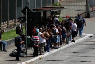 Motoristas de ônibus fazem paralisação na zona sul de São Paulo