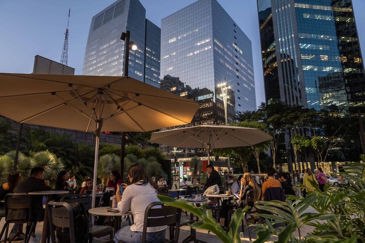 Na avenida Paulista, térreos ociosos e bancos viram cafés, livraria e novas atrações turísticas