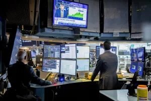 Nasdaq Futuro recua 2% após resultados decepcionantes de Amazon e Intel