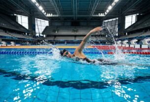 Natação é ótima para o coração, mas ortopedistas apontam por que ela não substitui o exercício que realmente fortalece os ossos