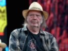 Neil Young cobra US$ 10 milhões de comitê de Trump por uso de música em campanha