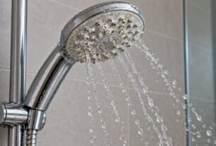 Nem bicarbonato de sódio nem vinagre: a maneira ideal de remover o calcário dos ralos do chuveiro e evitar a redução da pressão da água