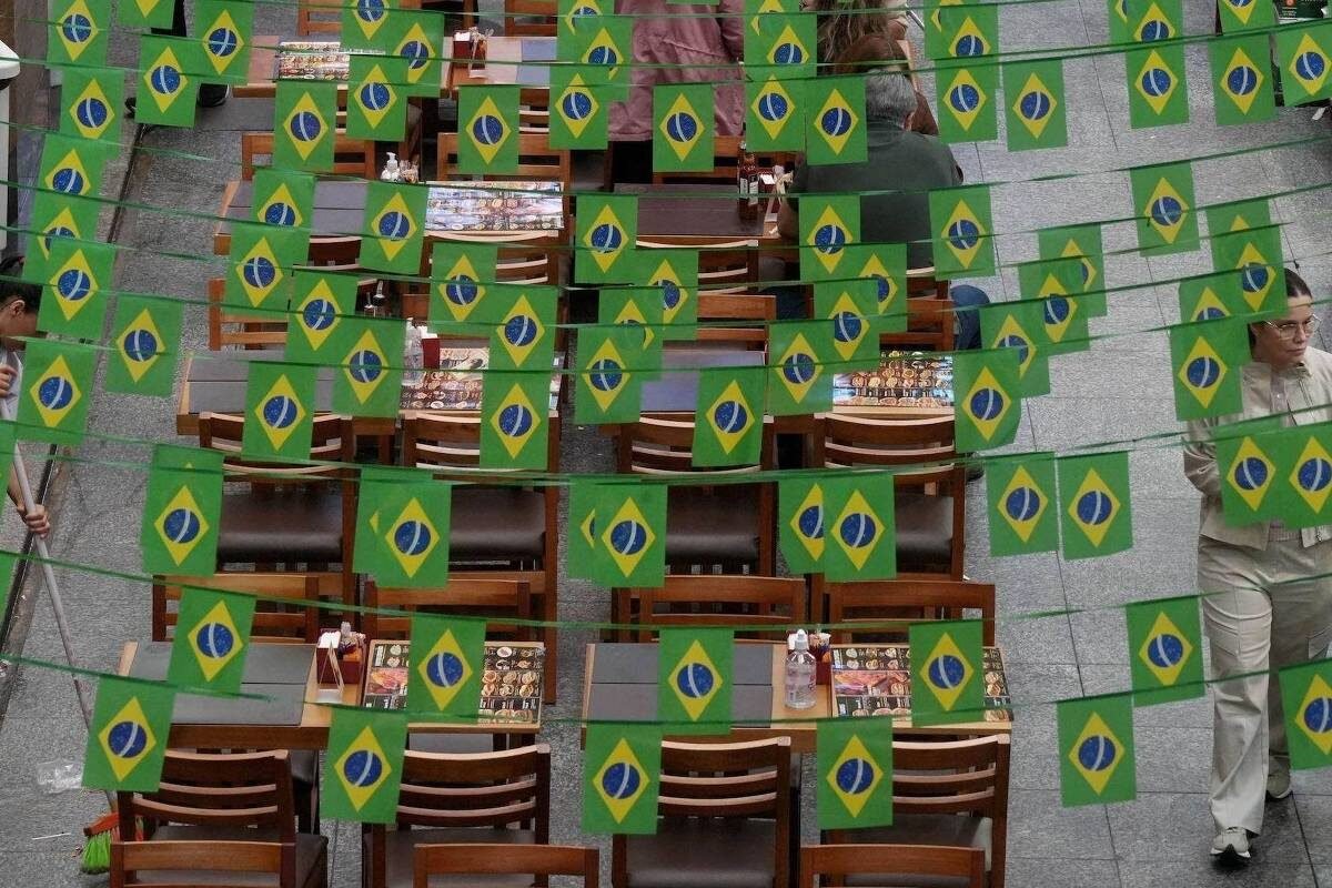 Nem Lula, nem Flávio Bolsonaro 'têm estômago' para reforma que Brasil precisa, diz Economist