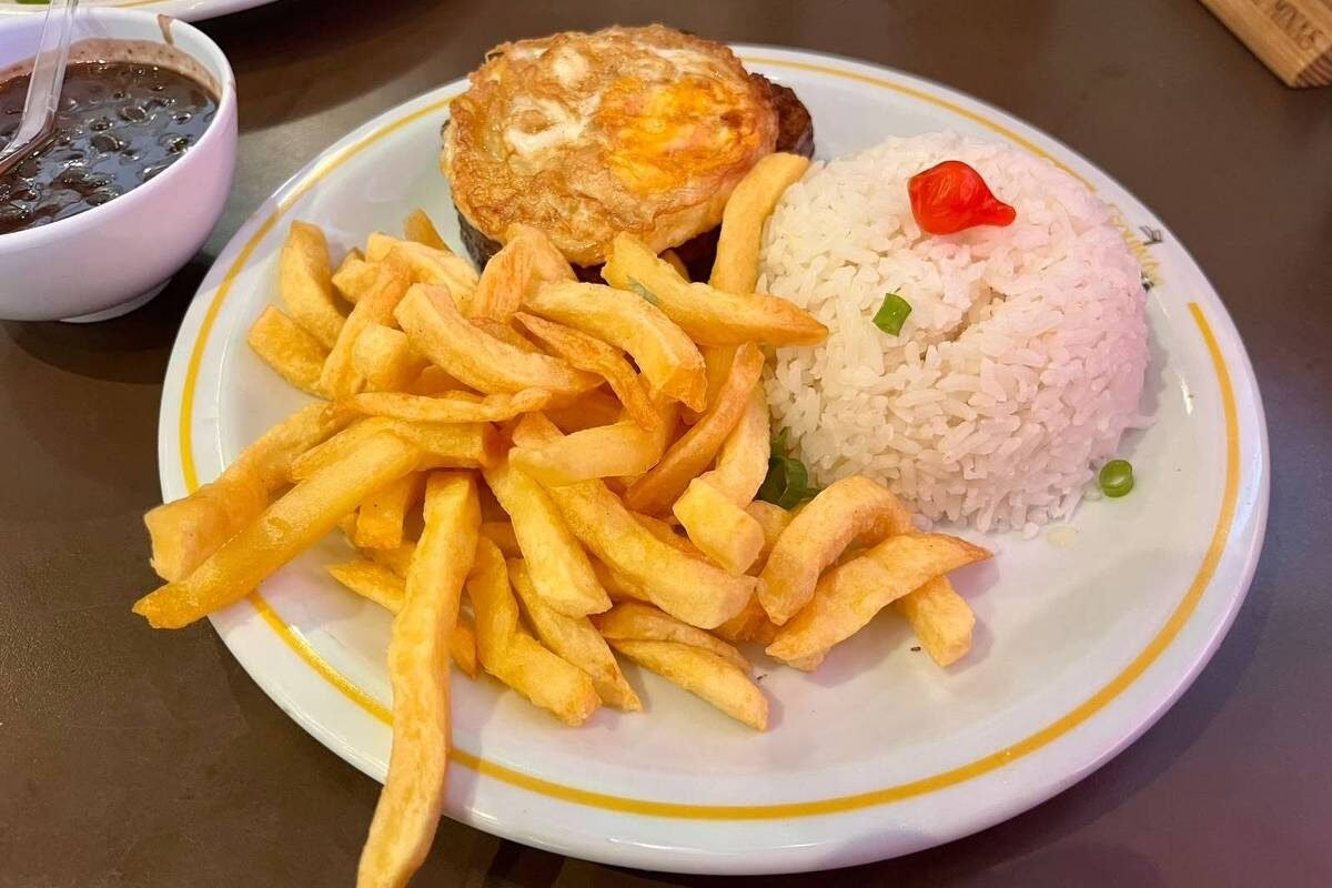 No Esquina do Souza, arroz com feijão cai bem com pastéis e coxinhas