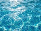 Nos Estados Unidos, o CDC explica por que o cheiro forte associado ao cloro da piscina pode resultar da reação do desinfetante com suor e outras substâncias