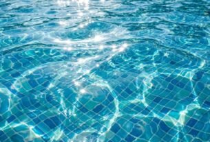 Nos Estados Unidos, o CDC explica por que o cheiro forte associado ao cloro da piscina pode resultar da reação do desinfetante com suor e outras substâncias