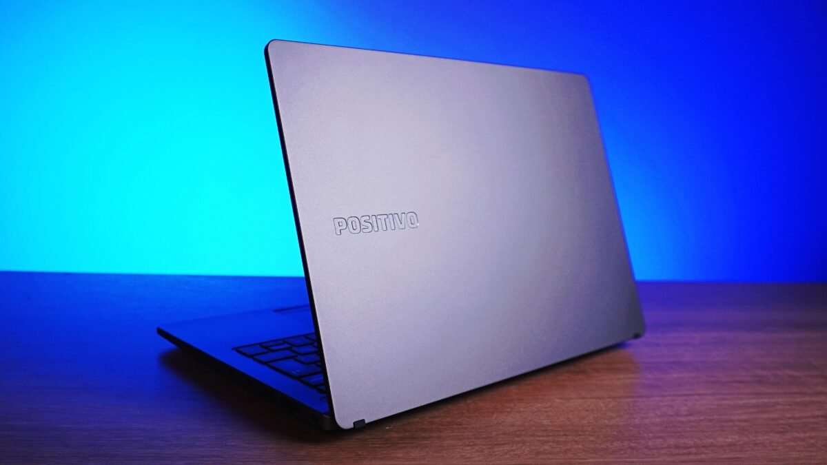 Notebook Positivo Master tem ótima bateria, mas esquenta tanto que preocupa