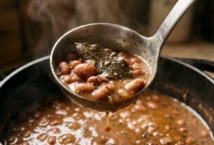 O feijão cozido pode ficar muito mais saboroso ao adicionar um ingrediente simples à panela durante o cozimento
