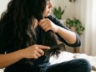 O pente parece um detalhe, mas desembaraçar o cabelo pela raiz pode aumentar a quebra: por que começar pelas pontas muda a forma de tirar os nós