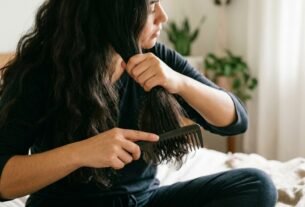 O pente parece um detalhe, mas desembaraçar o cabelo pela raiz pode aumentar a quebra: por que começar pelas pontas muda a forma de tirar os nós