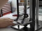 O que acontece com o iPhone Duo após ser dobrado 32 mil vezes? Youtubers fizeram o teste