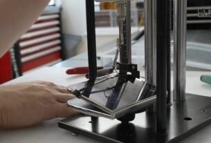 O que acontece com o iPhone Duo após ser dobrado 32 mil vezes? Youtubers fizeram o teste