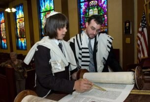 O que é um bar mitzvah, a celebração judaica da maioridade?