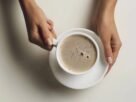 O que o café tem a ver com as bactérias do intestino? Pesquisas destacadas por especialista apontam uma associação que exige cuidado