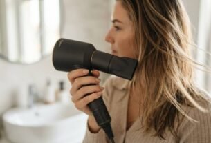 O secador muito perto concentra calor no mesmo ponto, e a distância pode influenciar o dano aos fios