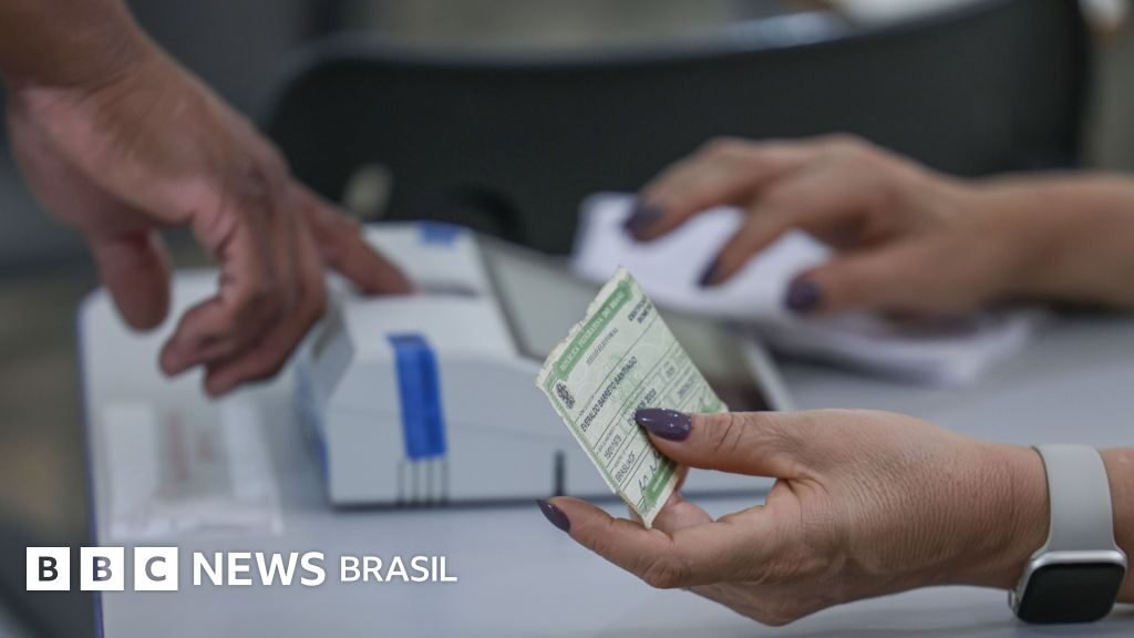 Observadores internacionais elogiam organização das eleições brasileiras e Carter Center pede respeito ao resultado