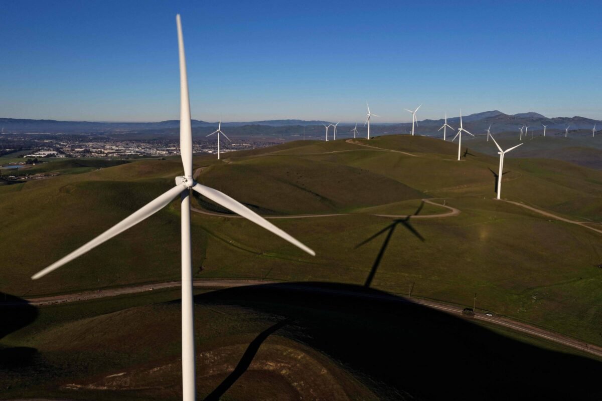 Ofensiva de Trump contra energia eólica ameaça acordo sobre licenciamento