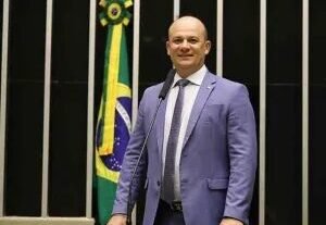 Oposição na Câmara pede explicação sobre pedido da PF para Flávio entregar passaporte
