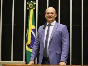 Oposição na Câmara pede explicação sobre pedido da PF para Flávio entregar passaporte