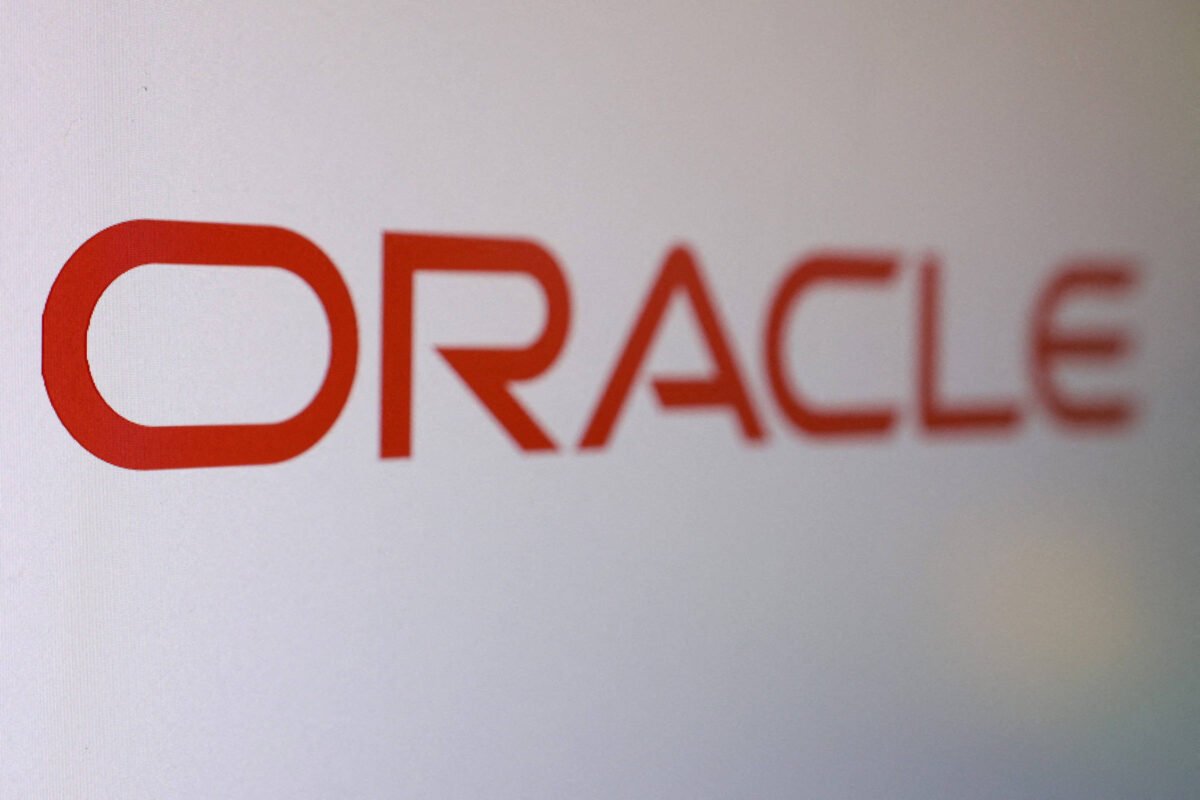 Oracle sobe 12% após prever retorno mais rápido de aposta em IA