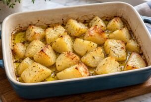 Os cozinheiros concordam: “Para obter batatas assadas douradas, não adicione mais óleo, mas sim 2 colheres de sopa de amido de milho”
