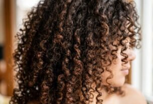 Os dermatologistas concordam: cabelo cacheado e crespo não precisa ser lavado todo dia, e espaçar as lavagens é o que evita fios secos e quebradiços