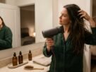 Os especialistas em cabelo explicam: dormir com os fios molhados pode aumentar o atrito e favorecer a quebra, especialmente quando o cabelo já está fragilizado