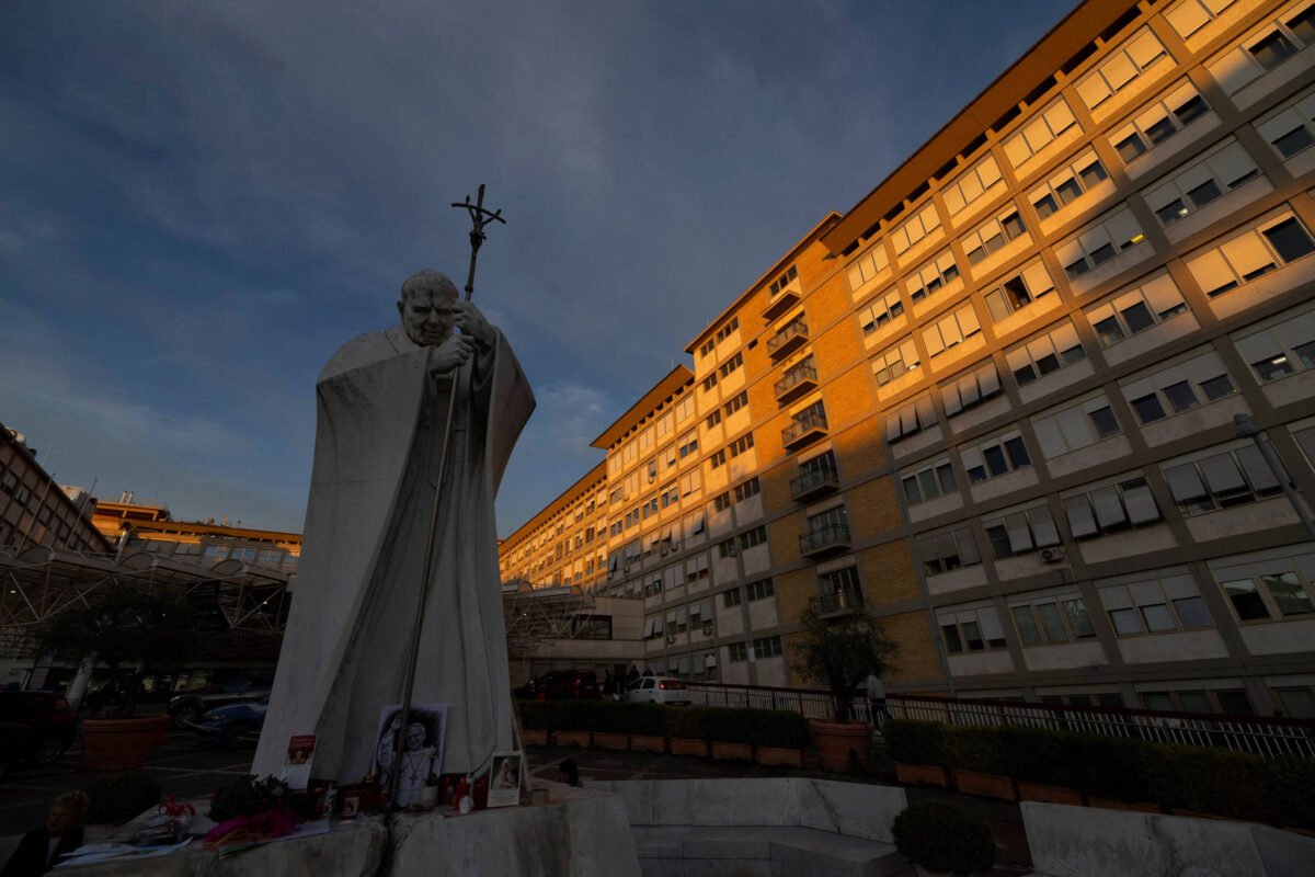 Papa volta a trabalhar durante tratamento e pode fazer oração da janela do hospital no domingo
