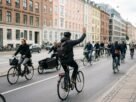 Parar a bicicleta sem avisar quem vem atrás pode criar um problema: na Dinamarca, os sinais com os braços fazem parte das orientações para circular entre outros ciclistas