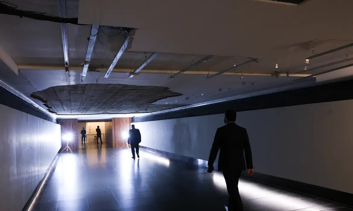 Parte do teto de túnel da Câmara desabou nesta quarta-feira