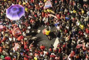 Petistas comemoram vitória de Lula, e bolsonaristas contestam resultado