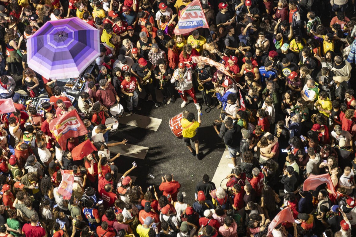 Petistas comemoram vitória de Lula, e bolsonaristas contestam resultado