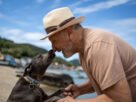 Pets ajudam a tornar a vida de idosos mais ativa e sociável, mas ter um animal exige responsabilidade