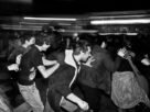 Por que as rodinhas de gente em shows giram sempre para o mesmo lado?