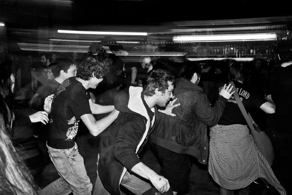 Por que as rodinhas de gente em shows giram sempre para o mesmo lado?