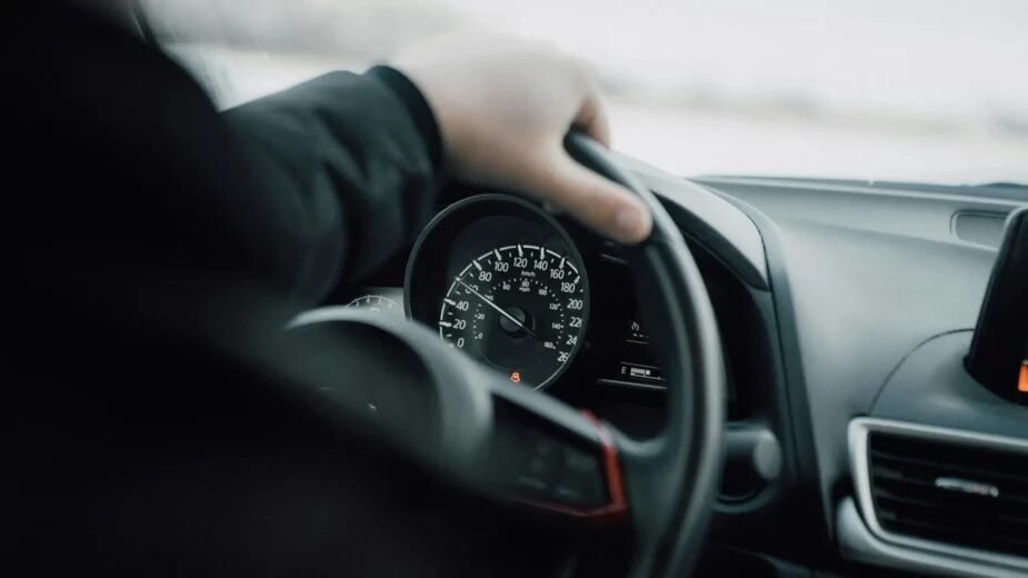 Posso conduzir um carro que não está em meu nome?