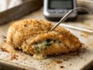 Preparar frango empanado congelado no micro-ondas parece seguro quando a cobertura já está dourada, mas o alimento pode continuar cru por dentro: o CDC alerta que certos produtos recheados precisam atingir 74 °C e seguir as instruções de preparo da embalagem.