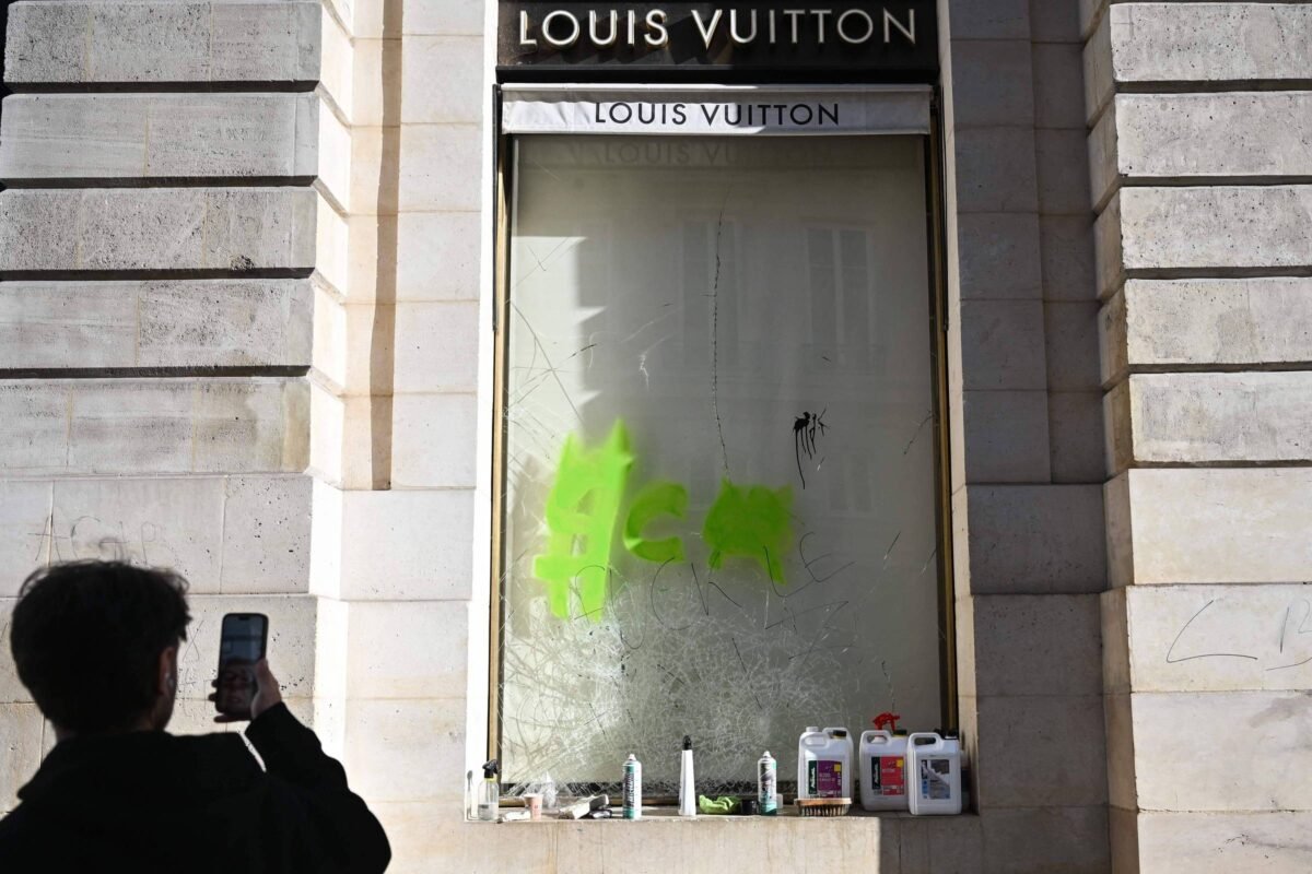 Produtos saqueados na França aparecem à venda em sites de revenda