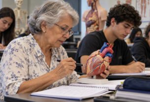 Professora aposentada de 73 anos realiza sonho de infância, entra em Medicina depois de duas graduações e pretende concluir curso aos 80