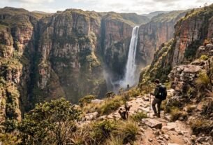 Quase 300 quilômetros de trilhas atravessam três biomas e levam a 33 cachoeiras: o parque baiano de 152 mil hectares onde a Cachoeira da Fumaça despenca entre os paredões da Chapada Diamantina.