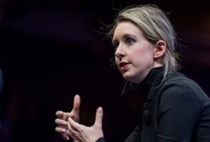 Quem é Elizabeth Holmes: entenda a condenação da fundadora da Theranos