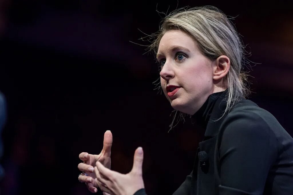 Quem é Elizabeth Holmes: entenda a condenação da fundadora da Theranos