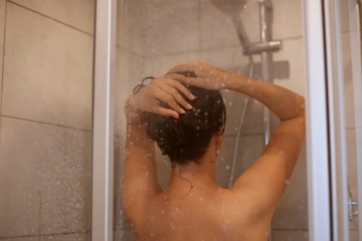 Quem pratica atividade física precisa lavar o cabelo todos os dias?
