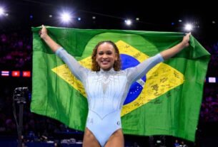 Rebeca Andrade é tricampeã mundial no salto e chega a 10 medalhas em Mundiais