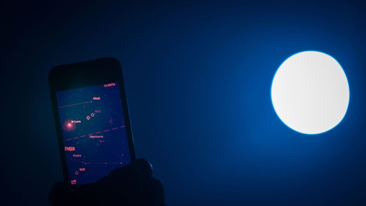 Red light, white light: How to preserve your night vision while using stargazing apps