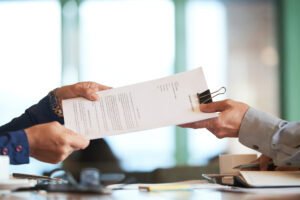 Redução salarial de hipersuficiente deve seguir condições de contratos coletivos