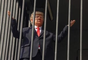 Regime do Irã coloca ator vestido de Trump preso em cela como protesto em Teerã
