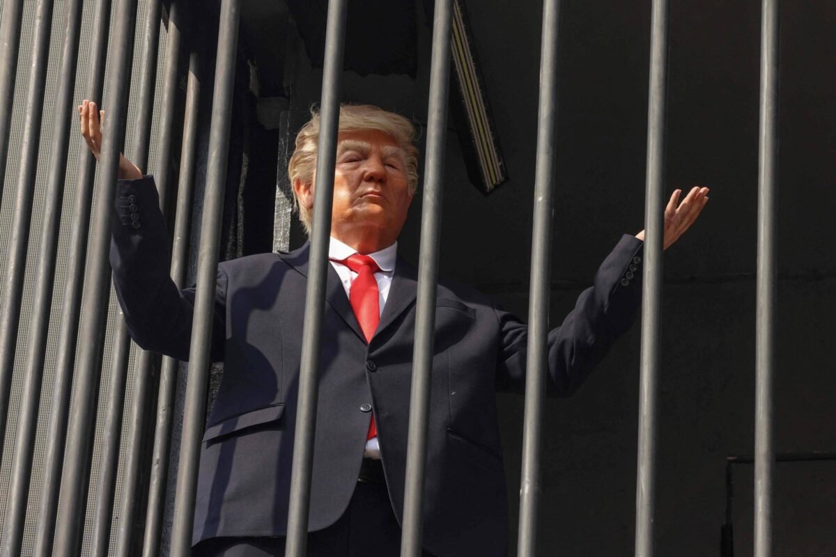 Regime do Irã coloca ator vestido de Trump preso em cela como protesto em Teerã
