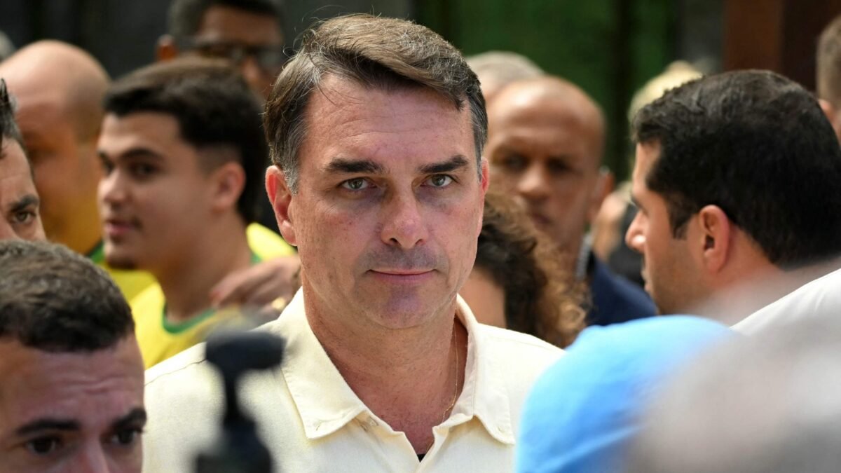 Retenção de passaporte de Flávio: entenda o que diz a legislação