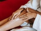 Retinol corporal: como incluir o ativo na rotina de bodycare e quais são seus benefícios